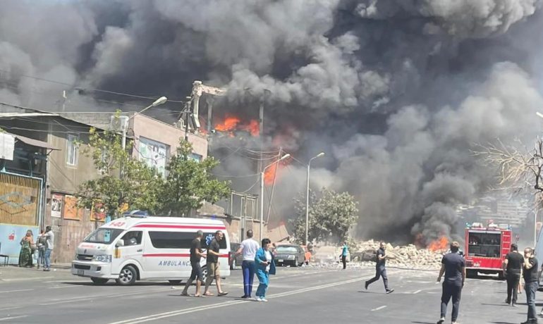Երևանում այրվում է Սուրմալու առևտրի կենտրոնը